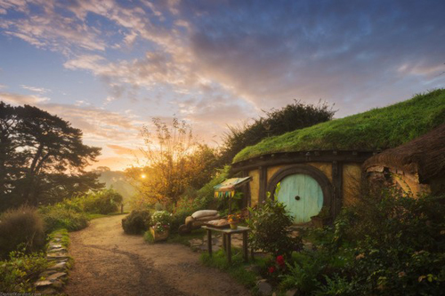 vẻ đẹp của ngôi nhà bước ra từ chuyện cổ tích, nhà đẹp, ngôi nhà giữa thảo nguyên, ngôi nhà trong làng Hobbiton
