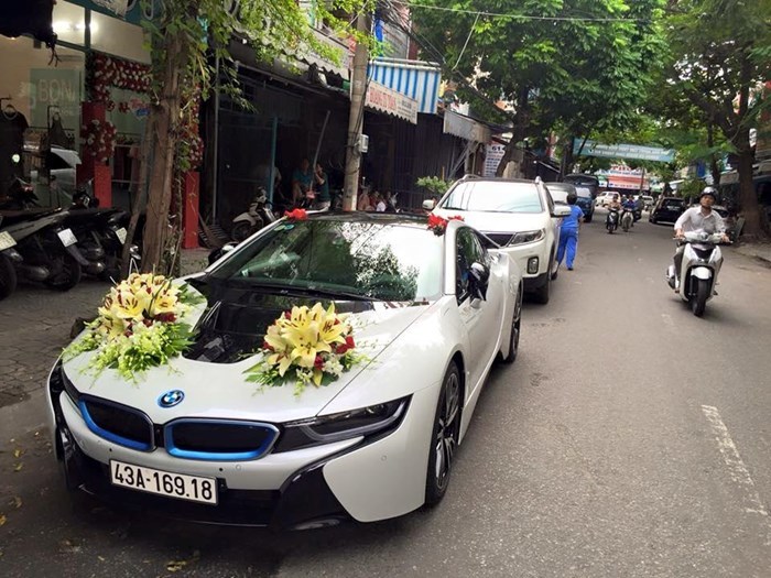 Đại gia Đà Nẵng dùng siêu xe BMW i8 đón dâu