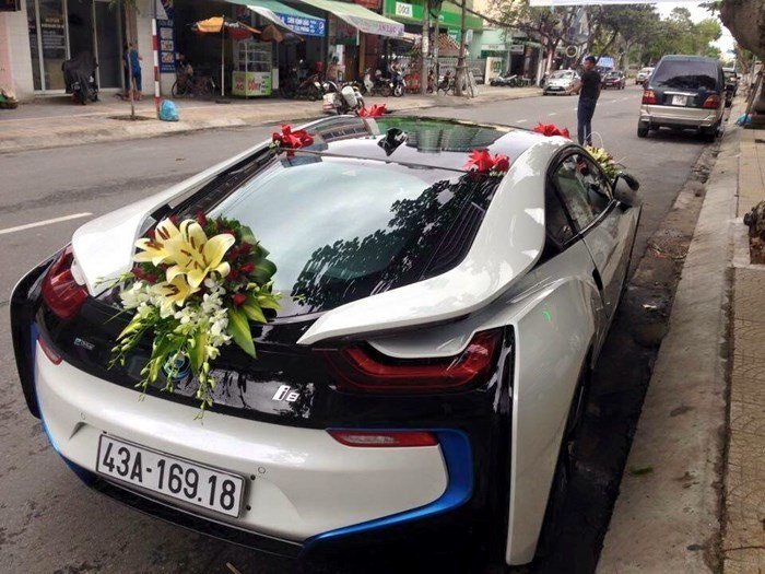 Đại gia Đà Nẵng dùng siêu xe BMW i8 đón dâu