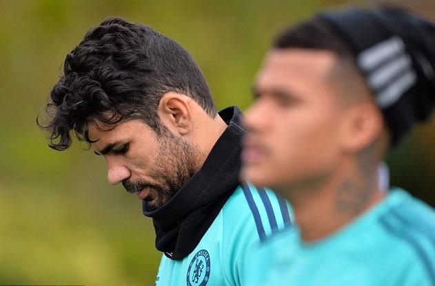 Mourinho không thèm nhìn mặt Diego Costa trên sân tập