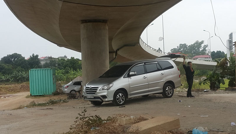 Chiêu trò 'ma quái' của taxi dù ở sân bay Nội Bài