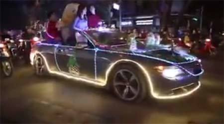 Clip xe BMW mui trần trang trí đèn rực rỡ lượn khắp phố Bà Triệu