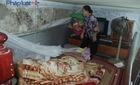 Chỉ có ở Hà Nội: Ở biệt thự, 7 người sống trong căn gác 5m2
