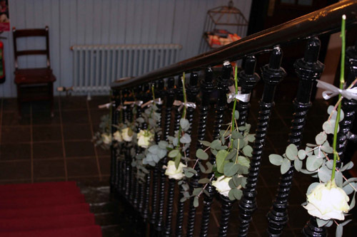 Ngất ngây với những cầu thang được trang trí với hoa tươi cực đẹp