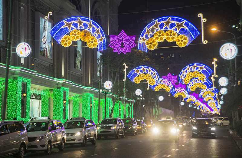 Đường phố Sài Gòn lung linh trước thềm năm mới