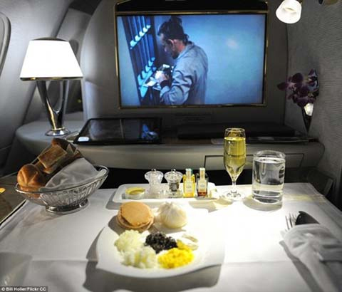 Soi suất ăn trong khoang VIP của các hãng hàng không