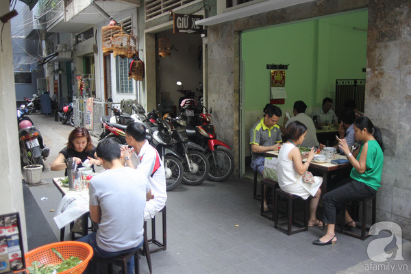 Có gì ở 2 tiệm phở cùng phố, tiếng tăm nhất Sài Gòn?