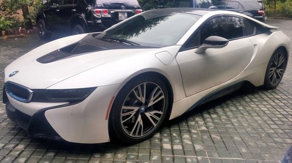 20160115084655 2x Xe màu bạc BMW i8 có trị giá 8 tỷ thuộc quyền sở hữu của một thiếu gia ở Quảng Bình