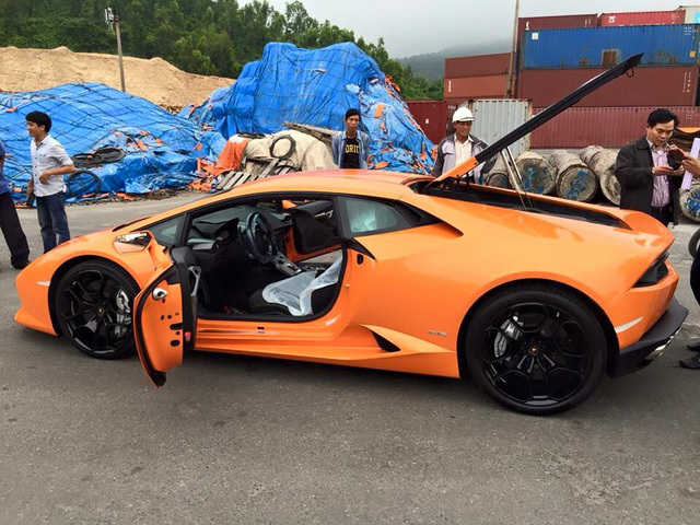 20160117082812 3 Siêu bò Lamborghini Huracan màu cam nổi bật đã bị bắt gặp tại cảng Đà Nẵng