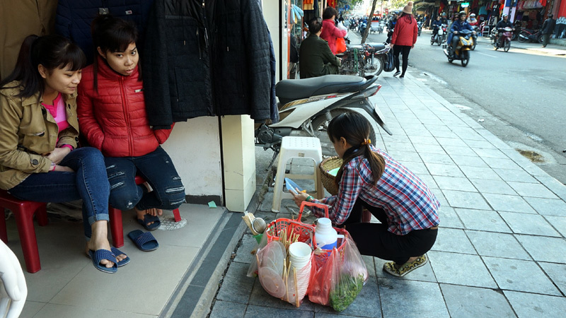 Vệ sinh an toàn thực phẩm, thức ăn đường phố, Hà Nội, Lạ kỳ dân Thủ đô ăn uống cạnh cống rãnh