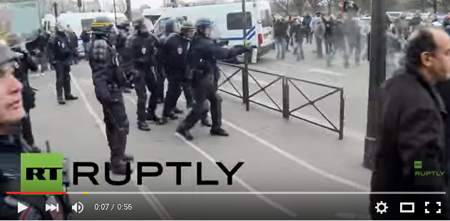 Giới taxi Paris bạo loạn dữ dội để phản đối Uber