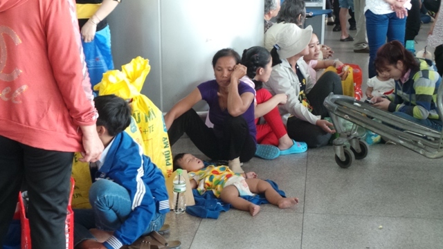 'Biển người' đón Việt kiều về quê ở sân bay Tân Sơn Nhất