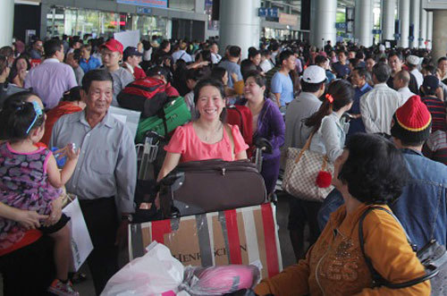 'Biển người' đón Việt kiều về quê ở sân bay Tân Sơn Nhất