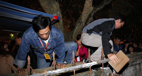 Khai ấn đền Trần: Ồ ạt leo rào 'vặt' sạch đồ lễ