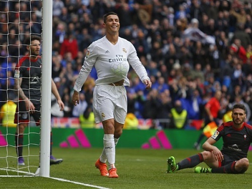 Hài hước: Quý tử bận xem Messi khi Ronaldo ghi bàn