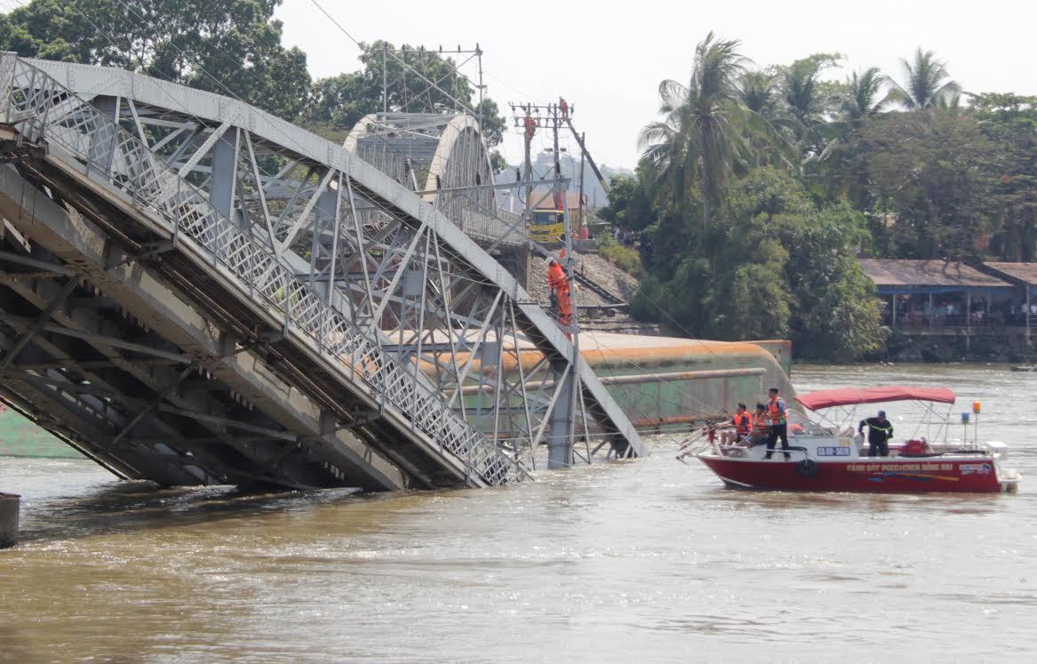 Sập cầu Ghềnh, người dân rơi xuống sông - VietNamNet