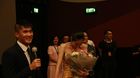 Công Vinh lao vào rạp chiếu tặng hoa cho Thủy Tiên