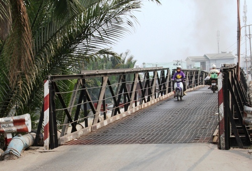 Nín thở qua cầu sắt “chờ sập” ở Sài Gòn