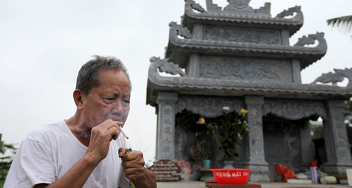 Cụ ông đặt hộp sữa lên mộ vợ thủ thỉ 'mời em uống'