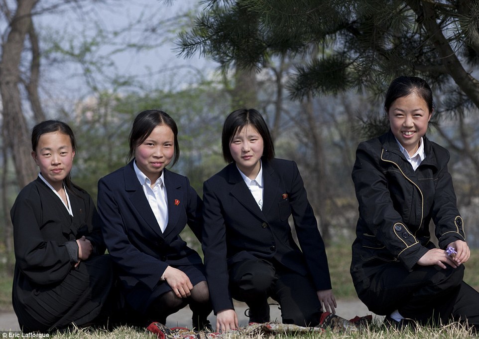 phụ nữ Triều Tiên, thời trang, tầng lớp ưu tú, huy hiệu Kim Nhật Thành