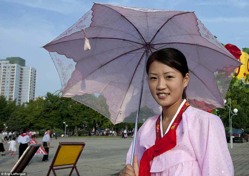 phụ nữ Triều Tiên, thời trang, tầng lớp ưu tú, huy hiệu Kim Nhật Thành