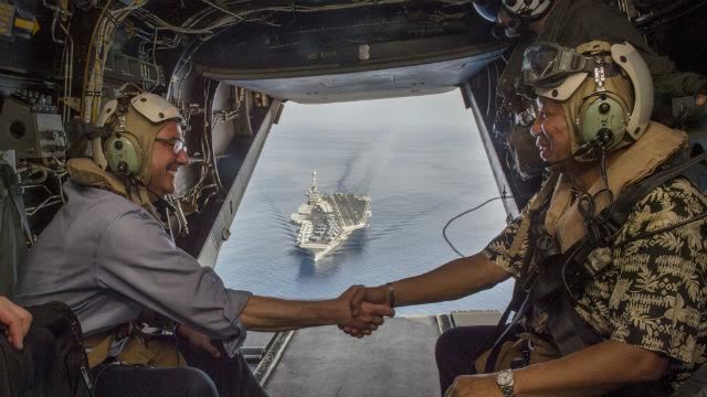 Bộ trưởng Quốc phòng Mỹ, Philippines bắt tay giữa Biển Đông