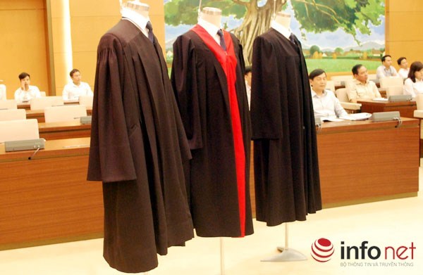 Ba mẫu áo choàng thẩm phán được Tòa án NDTC giới thiệu trước UB Thường vụ QH hôm nay. 
