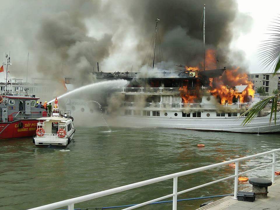 Hạ Long: Du thuyền cháy ngùn ngụt, khách lao xuống biển