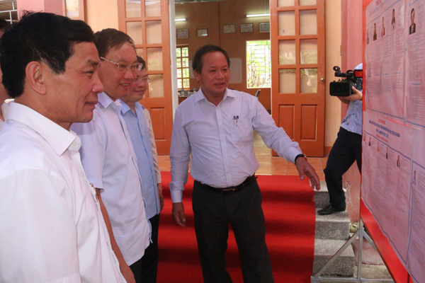 Bộ trưởng TT&TT kiểm tra công tác bầu cử tại Tuyên Quang