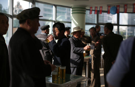 Người dân Bình Nhưỡng tới quán bia Taedonggang để uống bia hôm 7.5. (Ảnh: AP)