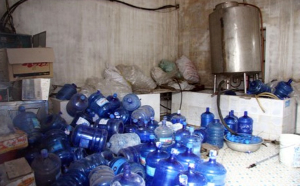 Hà Nội: Hàng loạt mẫu nước đóng chai không đảm bảo