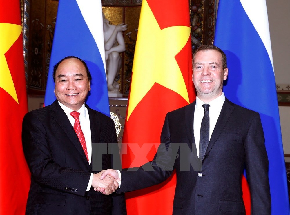 Thủ tướng Nga D. Medvedev đón Thủ tướng Nguyễn Xuân Phúc. Ảnh: TTXVN