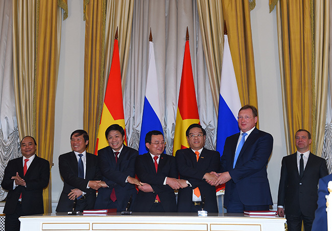 Thủ tướng Nguyễn Xuân Phúc và Thủ tướng Dmitry Medvedev chứng kiến lễ ký kết hợp đồng chia sản phẩm dầu khí giữa Tập đoàn Dầu khí Quốc gia Việt Nam và Tổ hợp nhà thầu VSP PVEP Bitexco Sovico. Ảnh: VGP