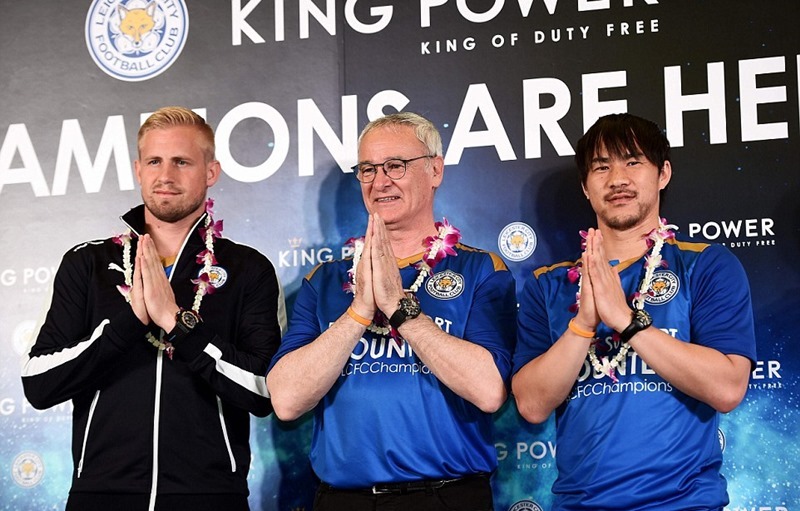 Thầy trò Ranieri được chào đón như người hùng tại Thái Lan