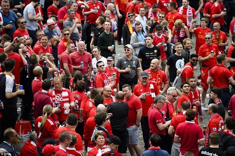 Fan Liverpool nhuộm đỏ Basel trước chung kết Europa League