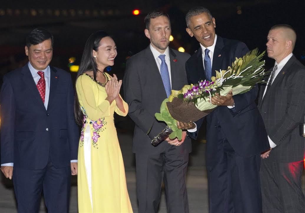 Tổng thống Obama đến Việt Nam, nữ sinh tặng hoa Tổng thống