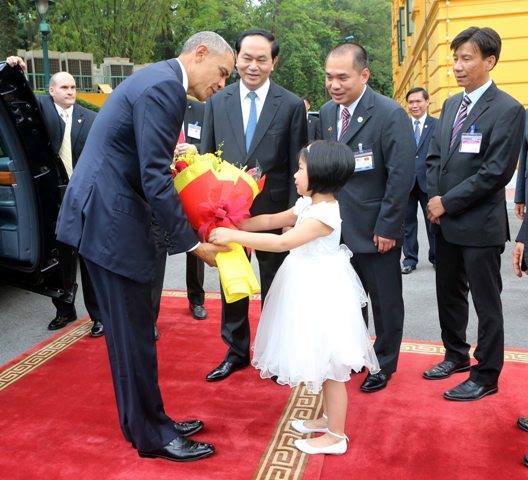 bé gái tặng hoa Obama, Obama thăm Việt Nam, Obama đến Việt Nam, Obama, tổng thống Obama, tổng thống Mỹ, barackobama