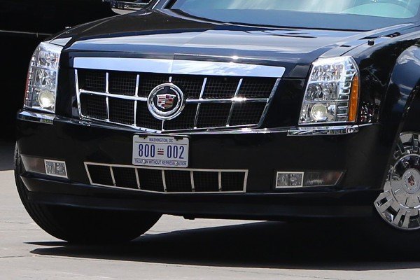 Dòng chữ bí ẩn trên biển số siêu xe The Beast của Tổng thống Obama