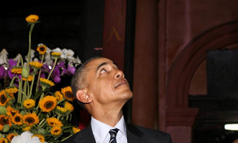 Tổng thống Mỹ Obama vào chùa Ngọc Hoàng. Ông quan sát cẩn thận và lắng nghe người giới thiệu về ngôi chùa cổ trên 100 năm tuổi này. Ảnh: Hải An