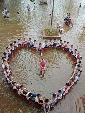 Học sinh lớp 5, học sinh lớp 5 xếp hình trái tim, sân trường ngập nước, học sinh Hà Nội