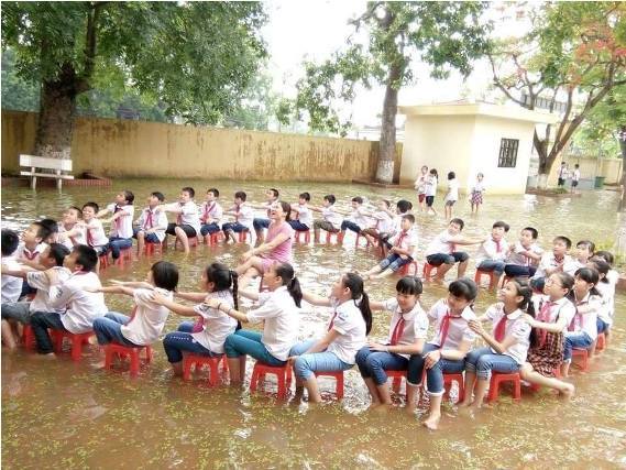 Học sinh lớp 5, học sinh lớp 5 xếp hình trái tim, sân trường ngập nước, học sinh Hà Nội