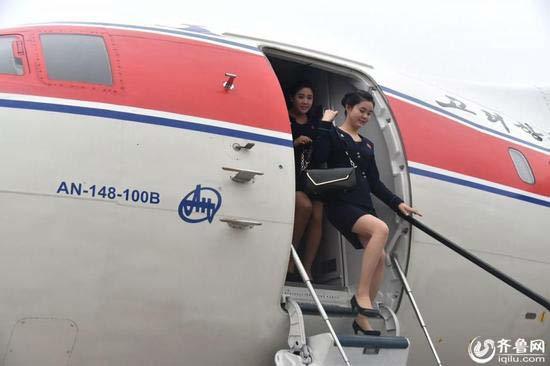 Các tiếp viên hàng không Triều Tiên đặt chân xuống sân bay quốc tế Tế Nam, Trung Quốc.