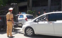 Nữ tài xế không chấp hành hiệu lệnh, quay phim dọa CSGT