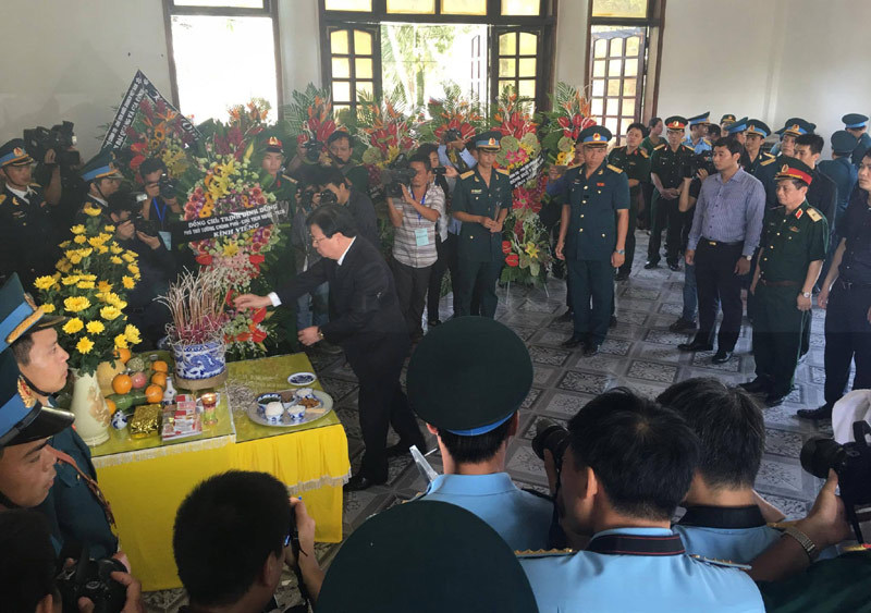Lễ viếng bắt đầu. Phó Thủ tướng Trịnh Đình Dũng vào viếng Đại tá Trần Quang Khải và chia buồn với gia đình, người thân đại tá.