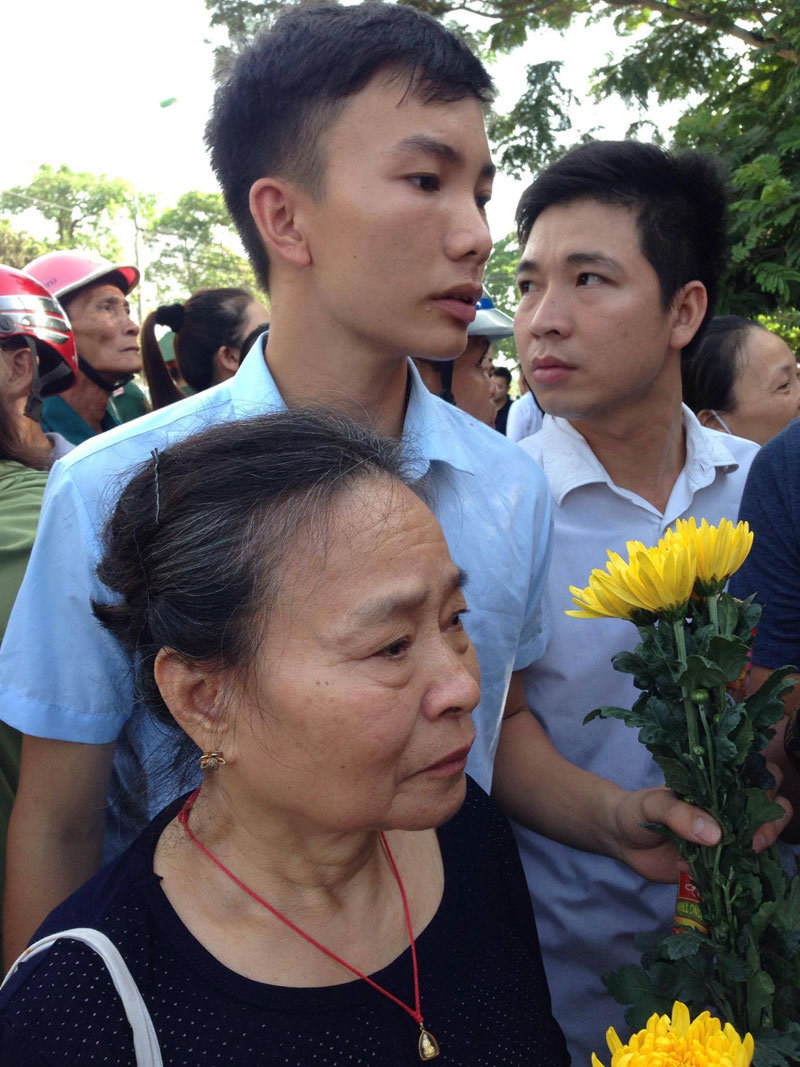 Mẹ của một đồng đội của Đại tá Khải tại Nghệ An đứng chờ để vào viếng.