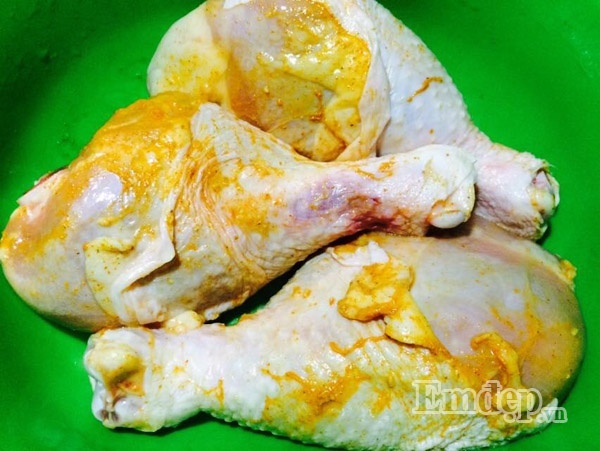 Thịt gà hấp lá sen thơm mát ngày hè