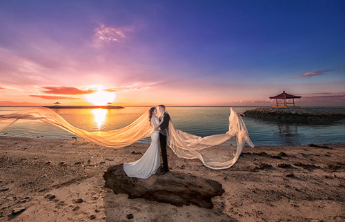 Chú rể 9x đập heo đất đưa cô dâu chụp ảnh cưới tại Bali