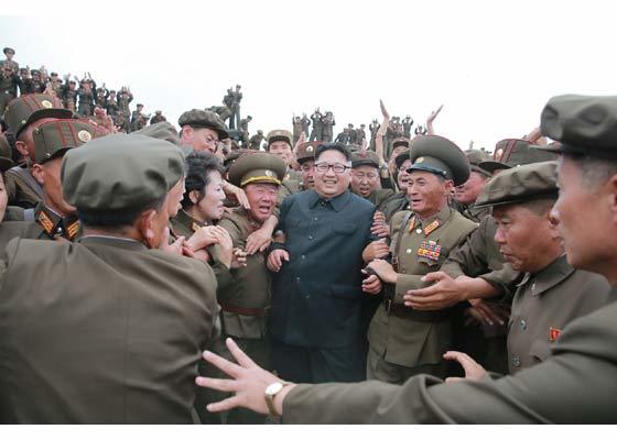 Phóng tên lửa thành công, Kim Jong-un ôm chầm chuyên gia