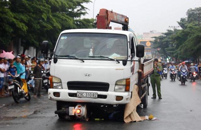 Trượt ngã dưới trời mưa, 2 cô gái chết thảm dưới gầm xe tải