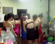 Cơ sở nhạy cảm ở Sài Gòn dán cam kết “không khiêu dâm”
